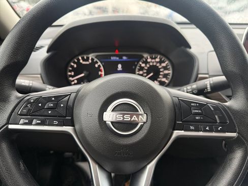 Used 2025 Nissan Altima 2.5 SV FWD image 32