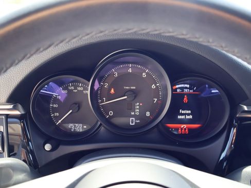 Certified 2024 Porsche Macan AWD/4WD image 16