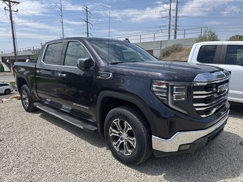 Used 2023 GMC Sierra 1500 SLT w/ SLT Convenience Package AWD/4WD image 2