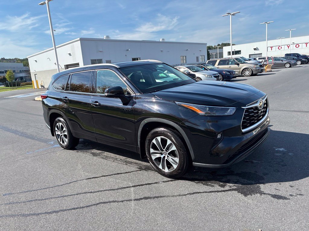 Used 2022 Toyota Highlander XLE AWD/4WD image 2