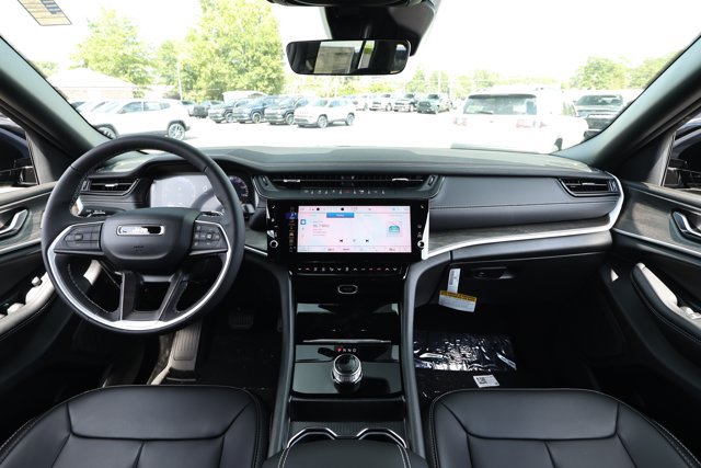 New 2027 Jeep Grand Cherokee Limited RWD image 32