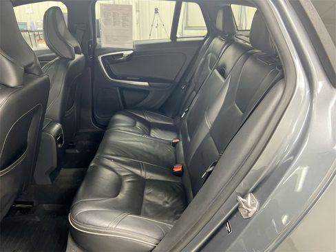 Used 2017 Volvo V60 T6 R-Design Platinum image 24