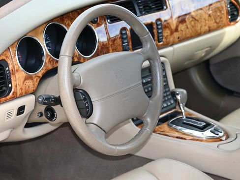 Used 2006 Jaguar XK8 XK8 2dr Convertible image 13