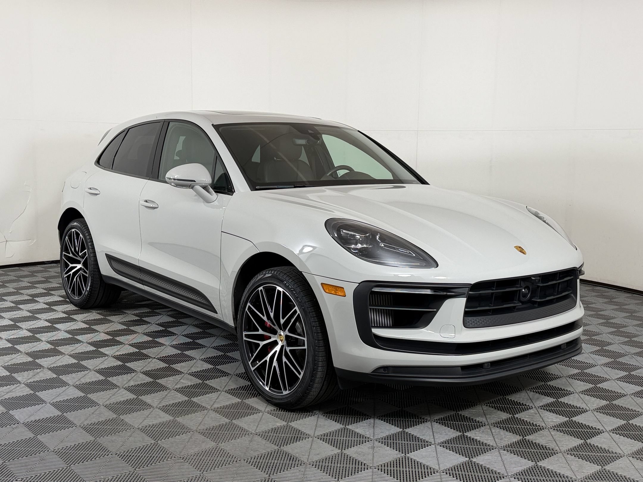 Certified 2024 Porsche Macan S AWD/4WD image 8