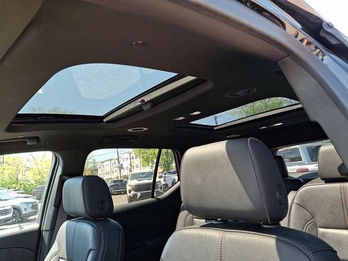 Used 2023 Chevrolet Traverse RS AWD/4WD image 15