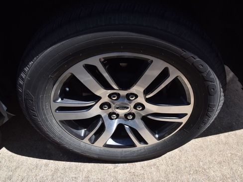 Used 2024 Ford Expedition XLT RWD image 12