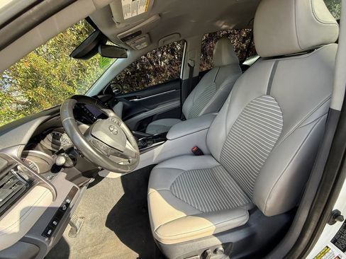Used 2022 Toyota Camry SE FWD image 33