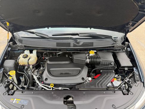 Used 2025 Chrysler Pacifica Limited image 37