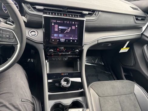 New 2025 Jeep Grand Cherokee Altitude image 23