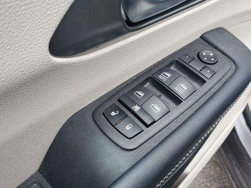 Used 2023 Chrysler Pacifica Touring-L image 4