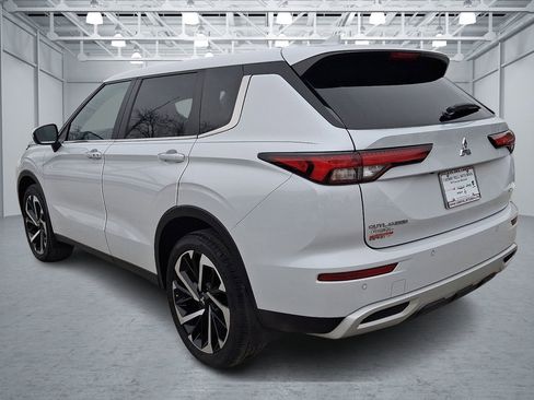 Used 2024 Mitsubishi Outlander SE image 3