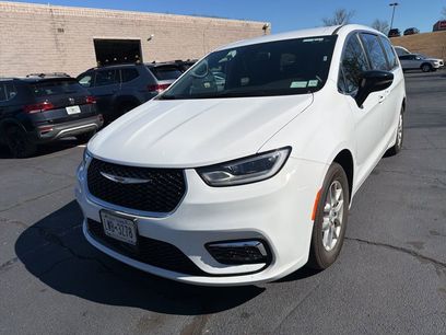Used 2025 Chrysler Pacifica Select