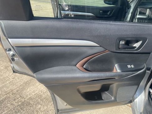 Used 2015 Toyota Highlander LE image 13