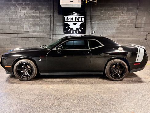 Used 2015 Dodge Challenger SXT RWD image 3