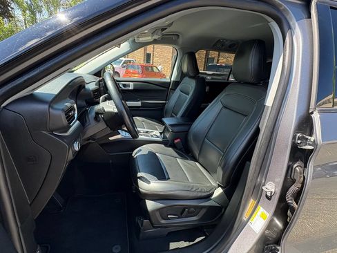 Used 2022 Ford Explorer XLT w/ Equipment Group 202A AWD/4WD image 2
