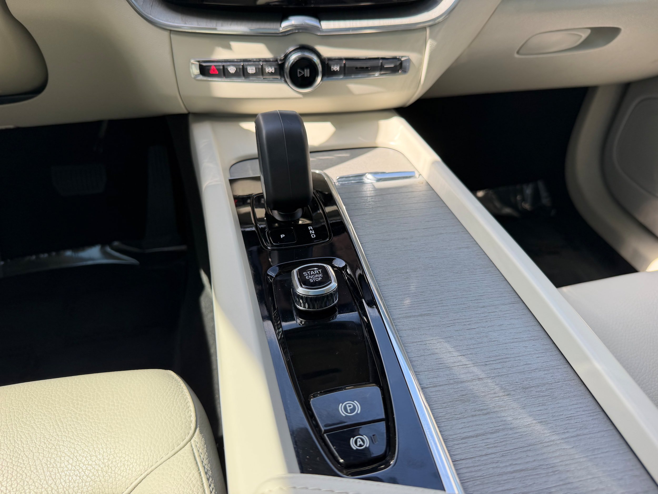 Certified 2025 Volvo XC60 T8 Plus w/ Protection Package Premier AWD/4WD image 16