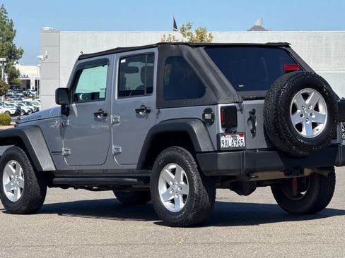 Used 2015 Jeep Wrangler Unlimited Rubicon w/ Connectivity Group AWD/4WD image 7