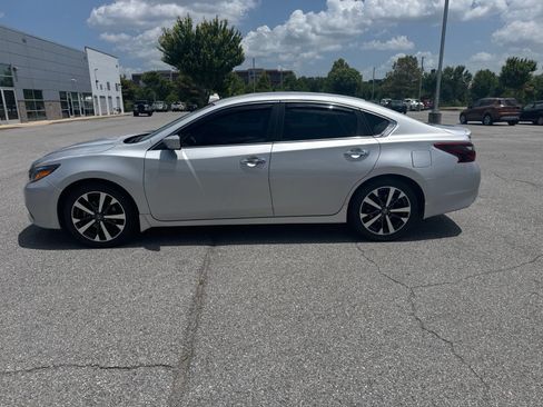 Used 2017 Nissan Altima 2.5 SR w/ LED Appearance Package FWD image 8