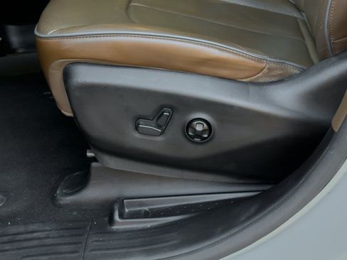 Used 2017 Chrysler Pacifica Limited FWD image 54