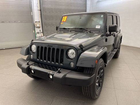 Used 2018 Jeep Wrangler Unlimited Sahara AWD/4WD image 3