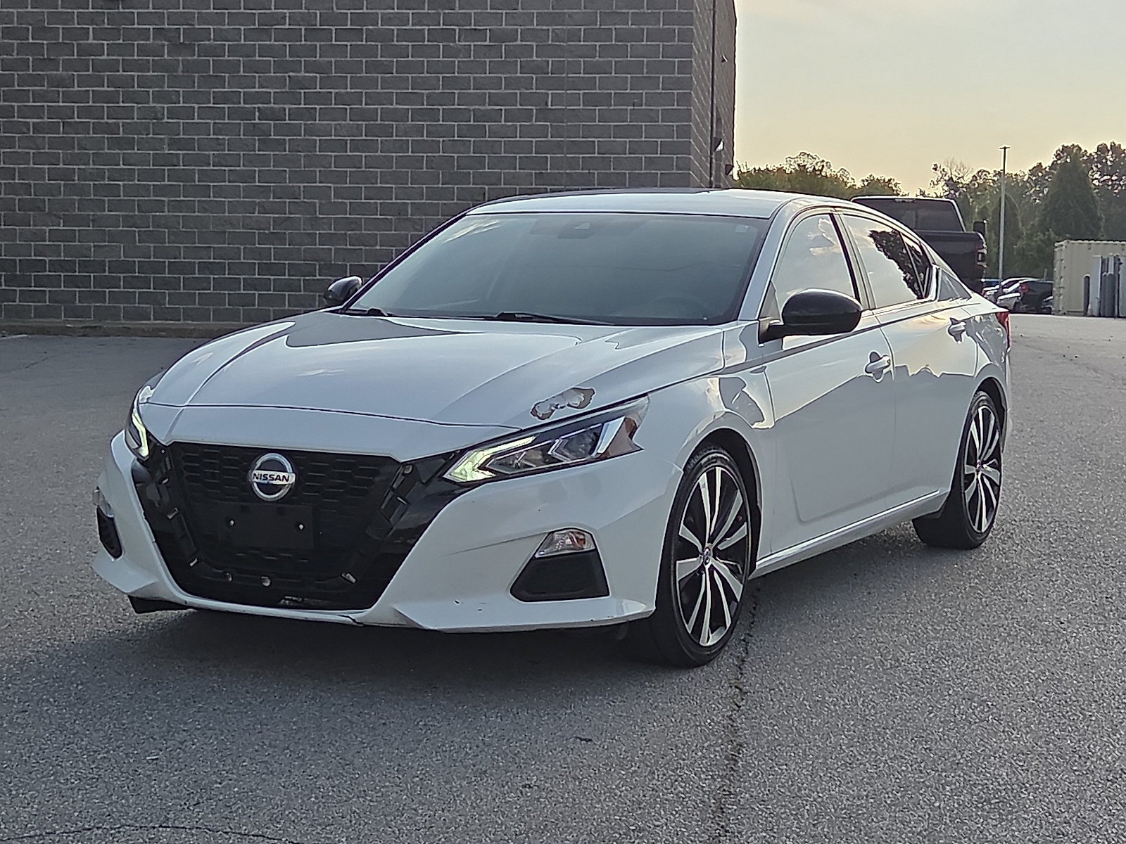 Used 2021 Nissan Altima 2.5 SR FWD image 2