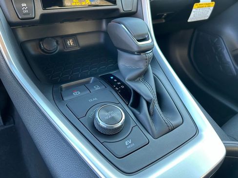 Used 2025 Toyota RAV4 SE image 25