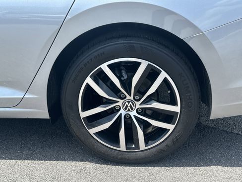 Used 2025 Volkswagen Jetta SE FWD image 19