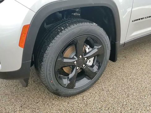 New 2025 Jeep Grand Cherokee Limited w/ Black Appearance Package image 19