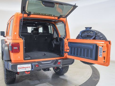 Used 2025 Jeep Wrangler Unlimited Rubicon w/ Technology Group image 14