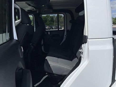 Used 2025 Jeep Gladiator Rubicon w/ Convenience Group AWD/4WD image 9