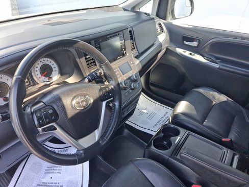 Used 2019 Toyota Sienna SE FWD image 4