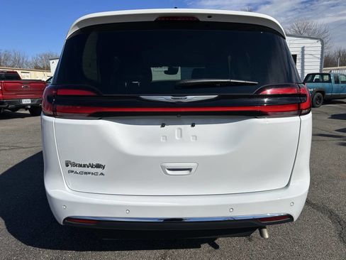 Used 2024 Chrysler Pacifica Touring-L image 9