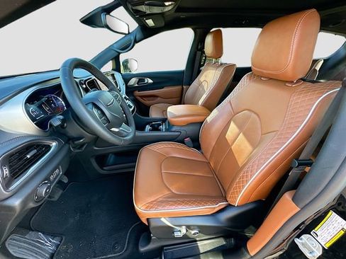 Used 2025 Chrysler Pacifica Pinnacle image 22