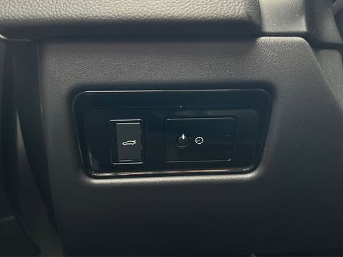 Used 2016 Jaguar XF Prestige image 40