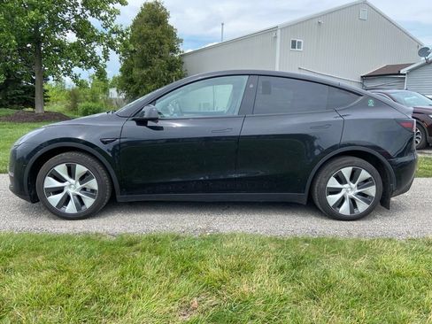 Used 2023 Tesla Model Y Long Range AWD/4WD image 2