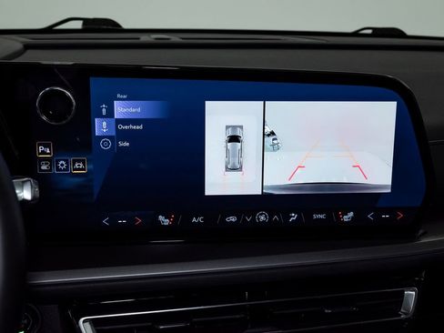 Used 2024 Chevrolet Traverse LT FWD image 18