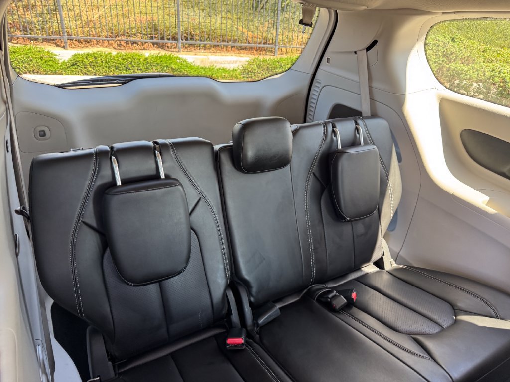 Used 2023 Chrysler Pacifica Touring-L FWD image 14