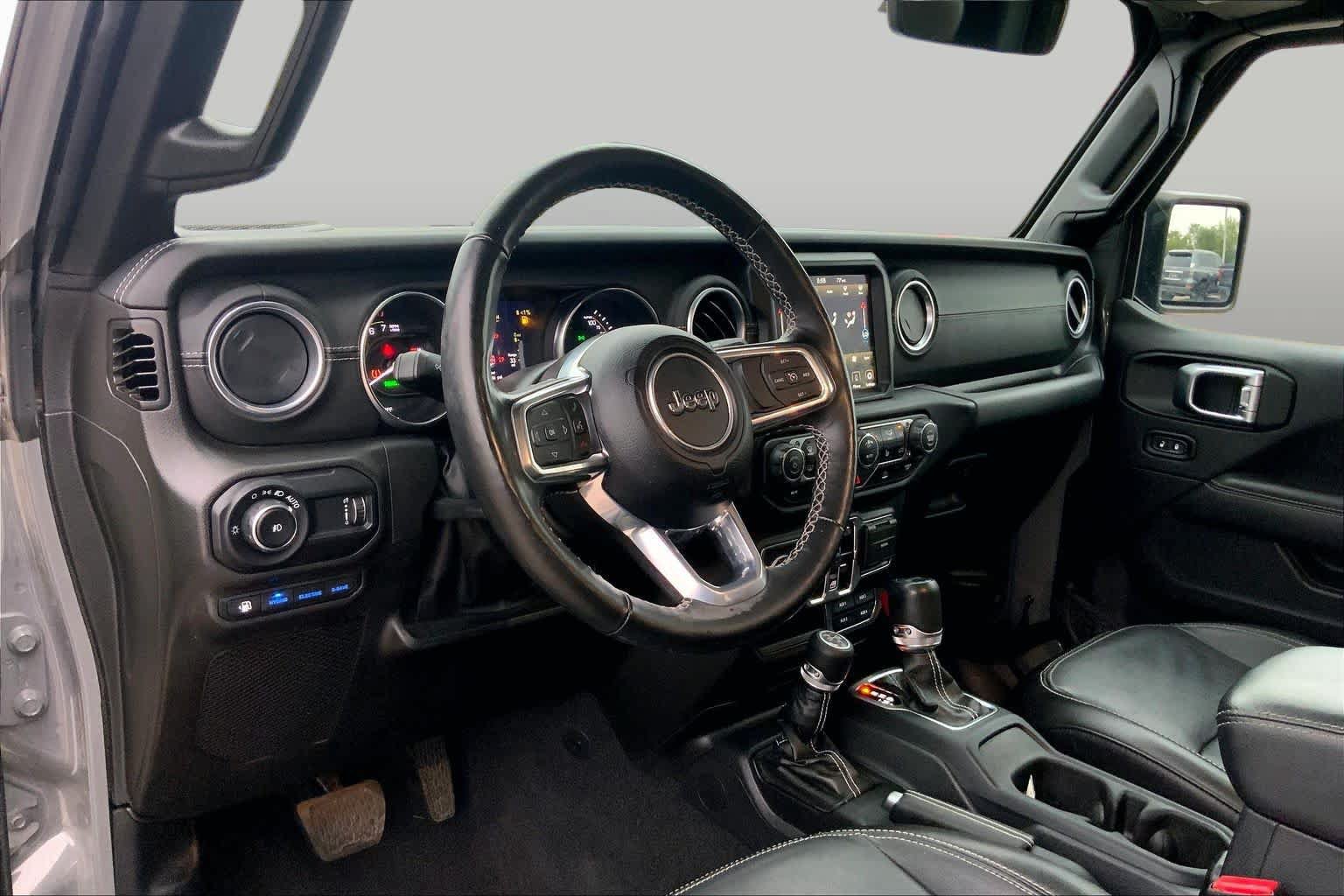 Used 2023 Jeep Wrangler Unlimited Sahara w/ Cold Weather Group AWD/4WD image 17