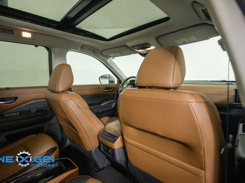 Used 2022 Nissan Pathfinder Platinum AWD/4WD image 37