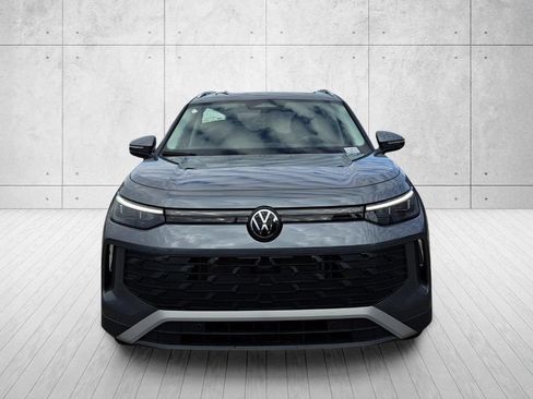 New 2026 Volkswagen Tiguan SE FWD image 2