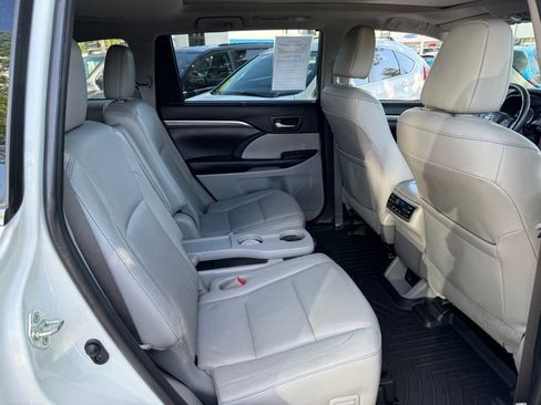 Used 2019 Toyota Highlander Limited Platinum AWD/4WD image 18