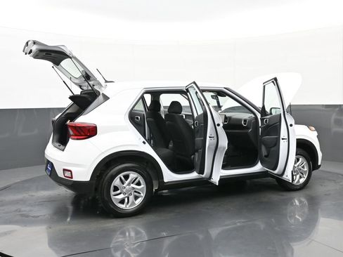 Certified 2025 Hyundai Venue SE image 40