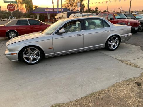 Used 2006 Jaguar XJ8 RWD image 2