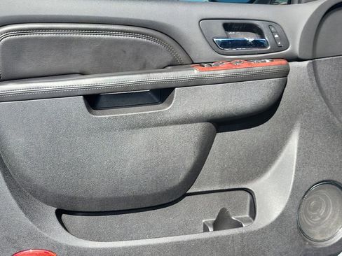 Used 2010 Cadillac Escalade Luxury image 9