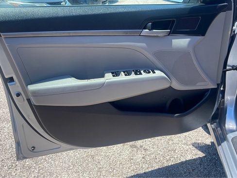 Used 2017 Hyundai Elantra SE image 11
