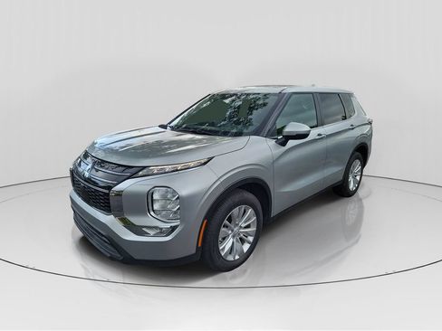 Used 2026 Mitsubishi Outlander ES FWD image 3