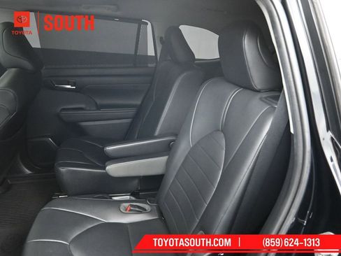 Used 2020 Toyota Highlander XLE image 25