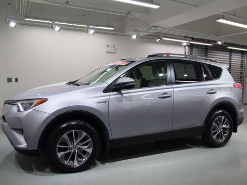 Used 2018 Toyota RAV4 XLE AWD/4WD image 15