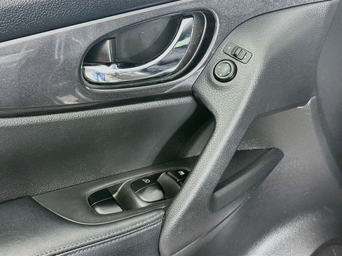 Used 2019 Nissan Rogue SV FWD image 15