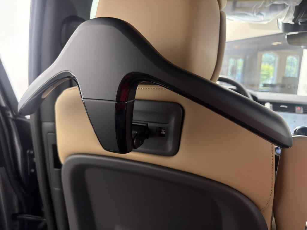New 2026 Land Rover Discovery Limited Edition AWD/4WD image 43
